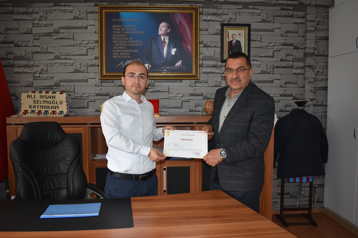 Kaymakam SELİMOĞLU Emekli Olan İlçe Nüfus Müdürü Erdoğan YILMAZ'a Teşekkür Belgesi Takdim Etti